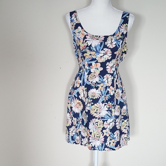 Dresses & Skirts - Forever 21 Mini floral dress